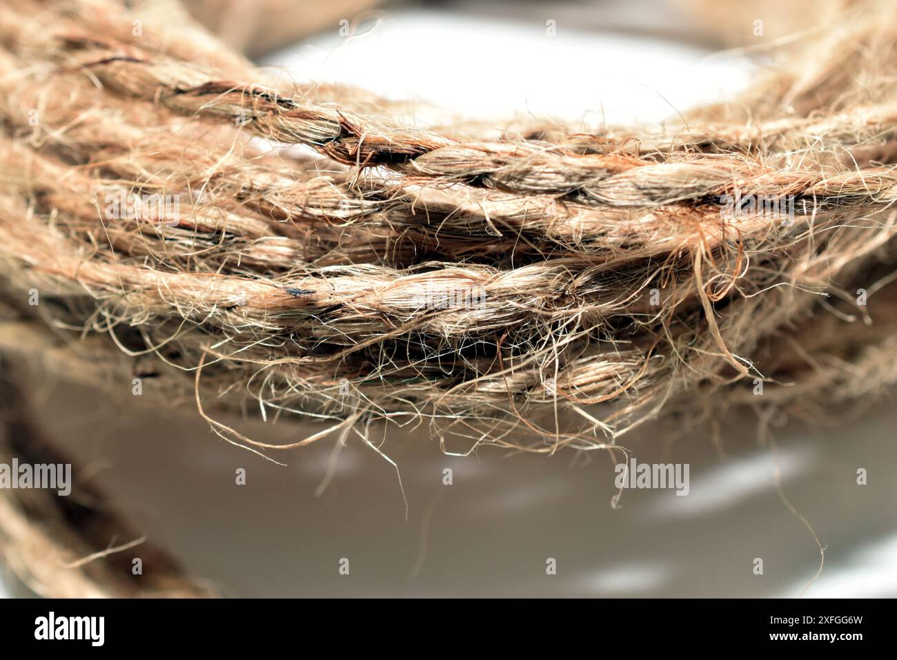 Su uno sfondo bianco si trova uno spiedo di corda fatto di fibre di lino. Foto Stock