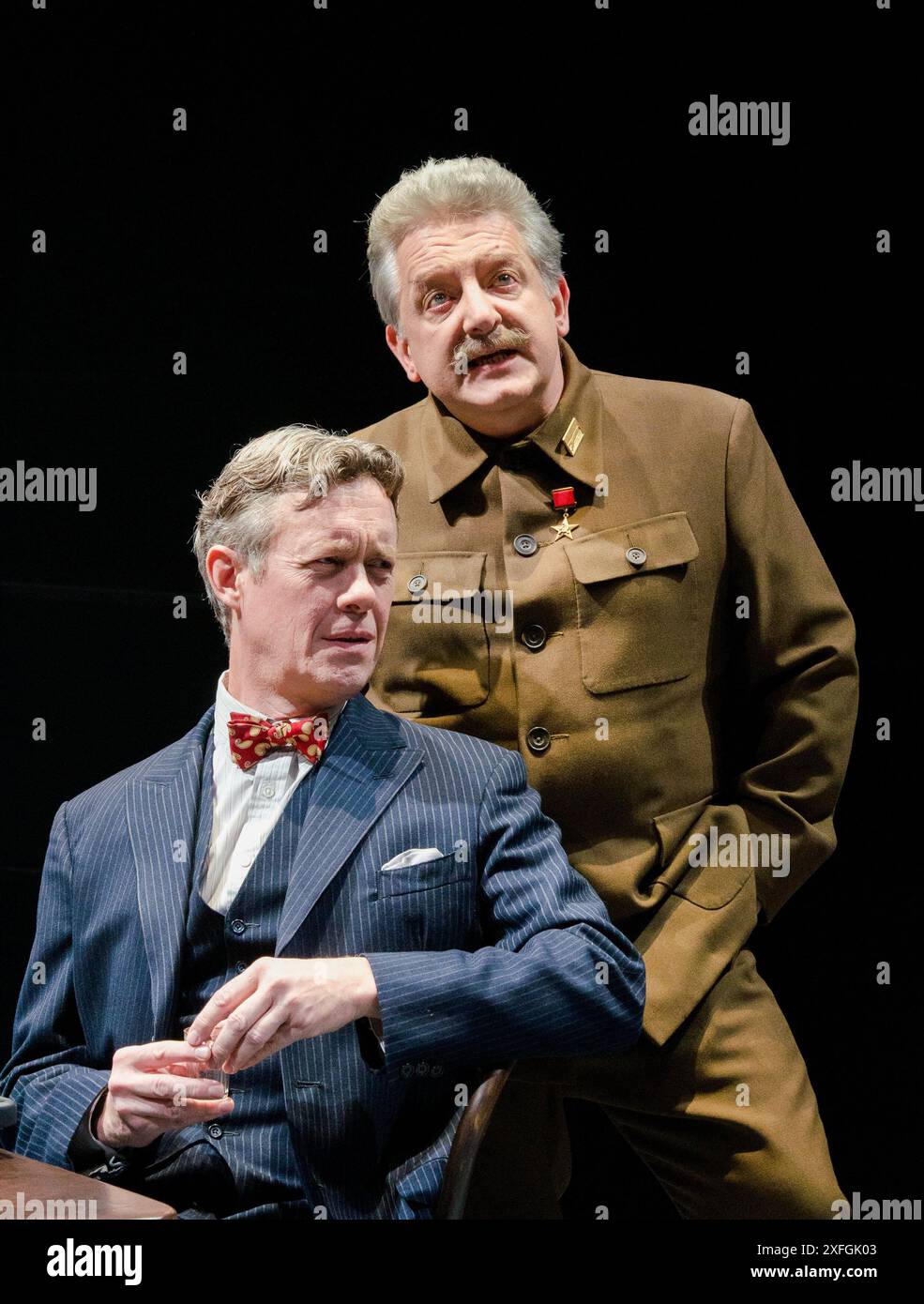 l-r: Alex Jennings (Mikhail Bulgakov), Simon Russell Beale (Joseph Stalin) in COLLABORATORI di John Hodge al Cottesloe Theatre, National Theatre (NT), Londra SE1 01/11/2011 design: Bob Crowley illuminazione: John Clark regista: Nicholas Hytner Foto Stock