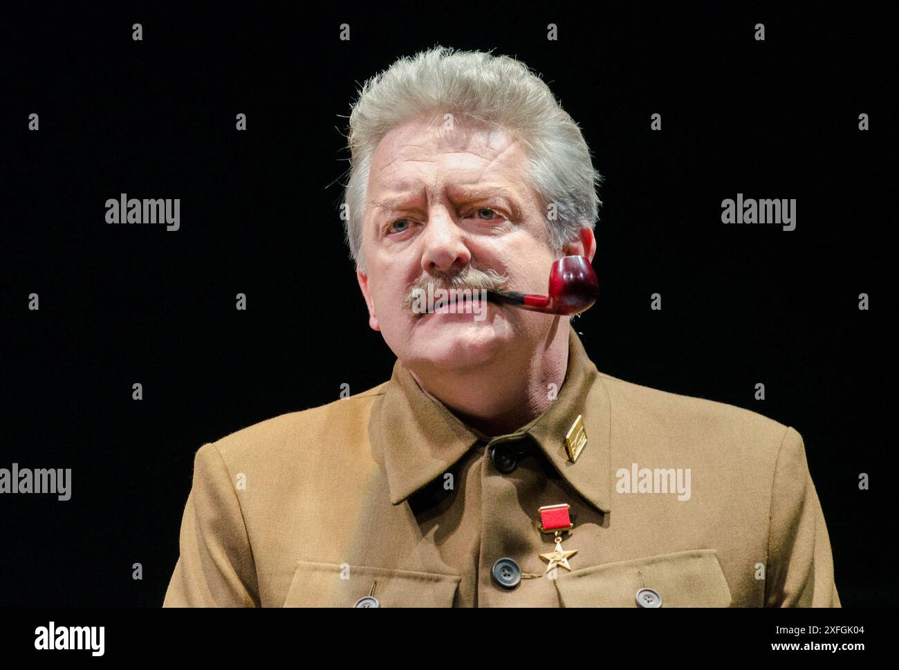 Simon Russell Beale (Joseph Stalin) in COLLABORATORI di John Hodge al Cottesloe Theatre, National Theatre (NT), Londra SE1 01/11/2011 design: Bob Crowley illuminazione: John Clark regista: Nicholas Hytner Foto Stock