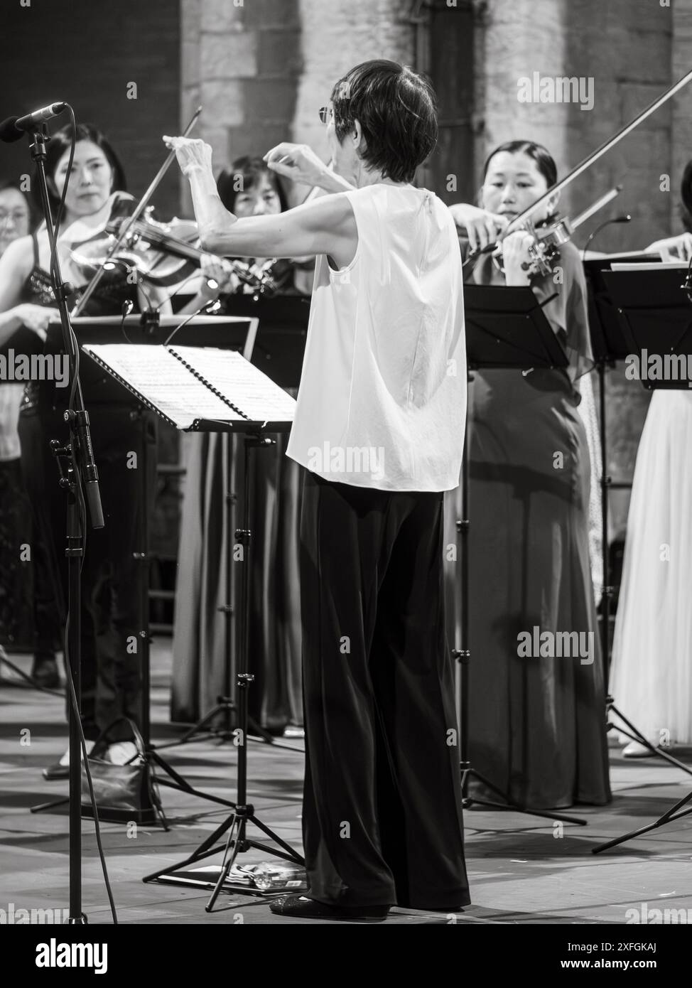 Cremona, Italia - 28 giugno 2024 Cremona Summer Festival Ensemble Miyaji, direttore d'orchestra femminile che dirige un gruppo di musicisti che suonano strumenti a corda Foto Stock