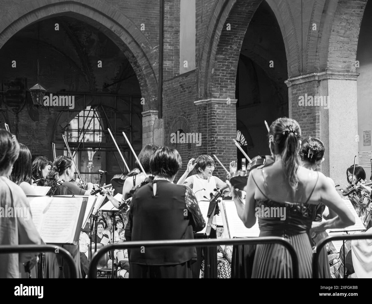 Cremona, Italia - 28 giugno 2024 Cremona Summer Festival Ensemble Miyaji, direttore d'orchestra femminile che conduce i suoi musicisti durante una conca di musica classica Foto Stock
