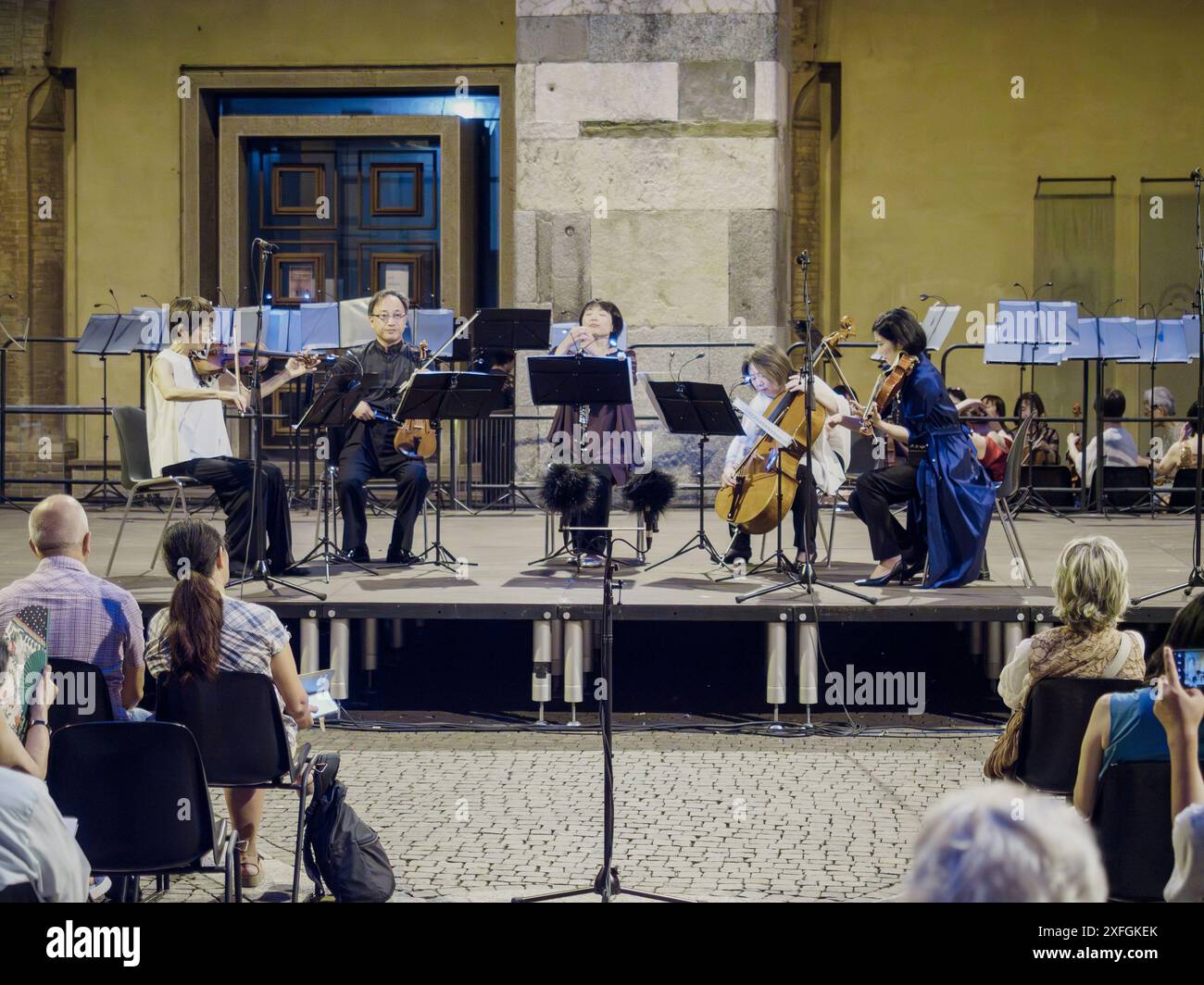 Cremona, Italia - 28 giugno 2024 Cremona Summer Festival Ensemble Miyaji, musicisti che si esibiscono su violini e violoncello per una folla di persone a classica Foto Stock