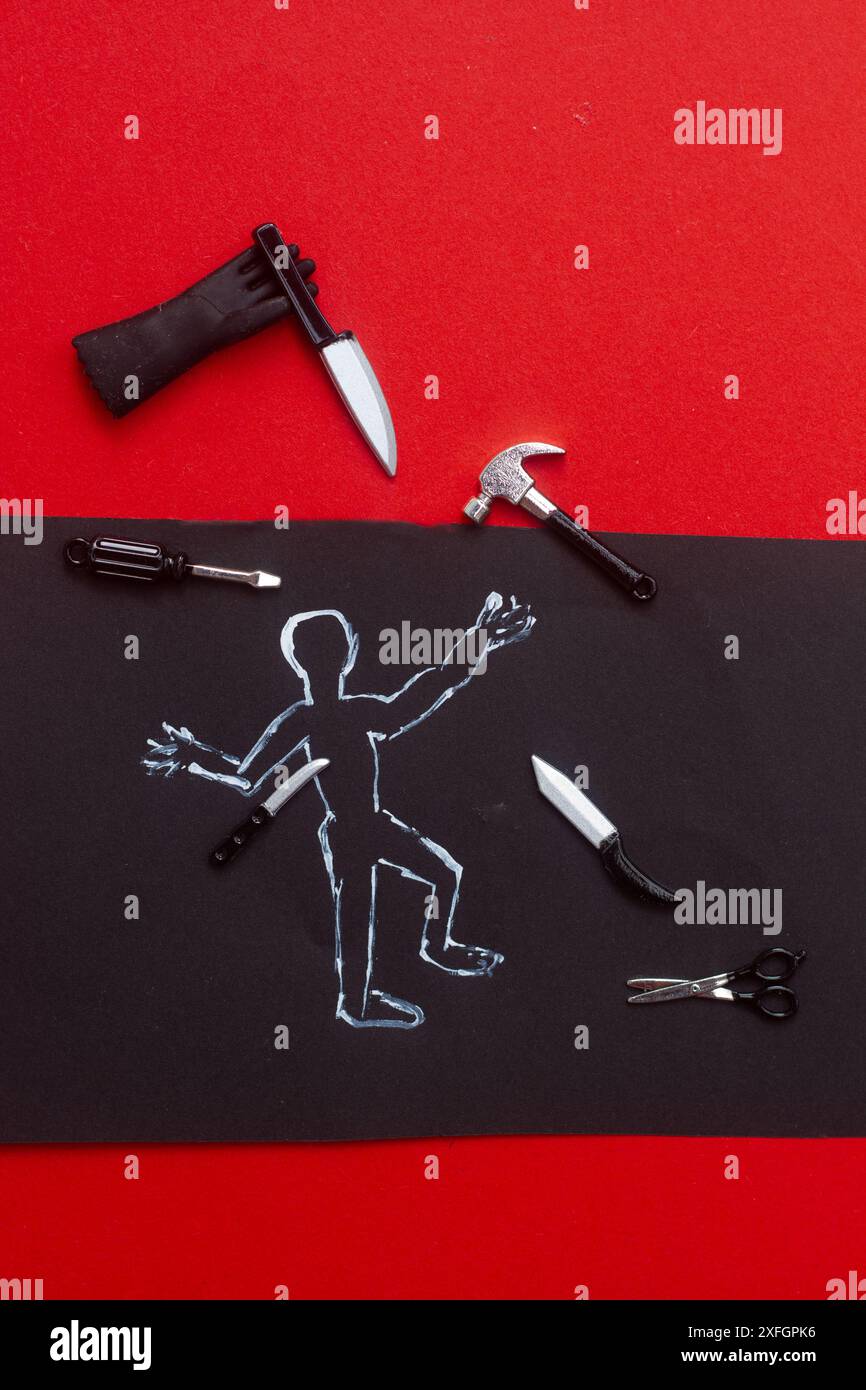 Concetto di crimine verticale con contorno bianco di un corpo e strumenti assassini come coltello o martello su sfondo nero e rosso Foto Stock