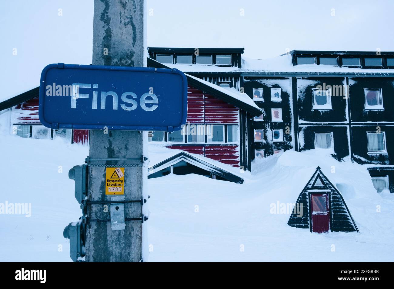 Finse, Norvegia -- neve pesante si è accumulata in un hotel vicino alla stazione ferroviaria Foto Stock
