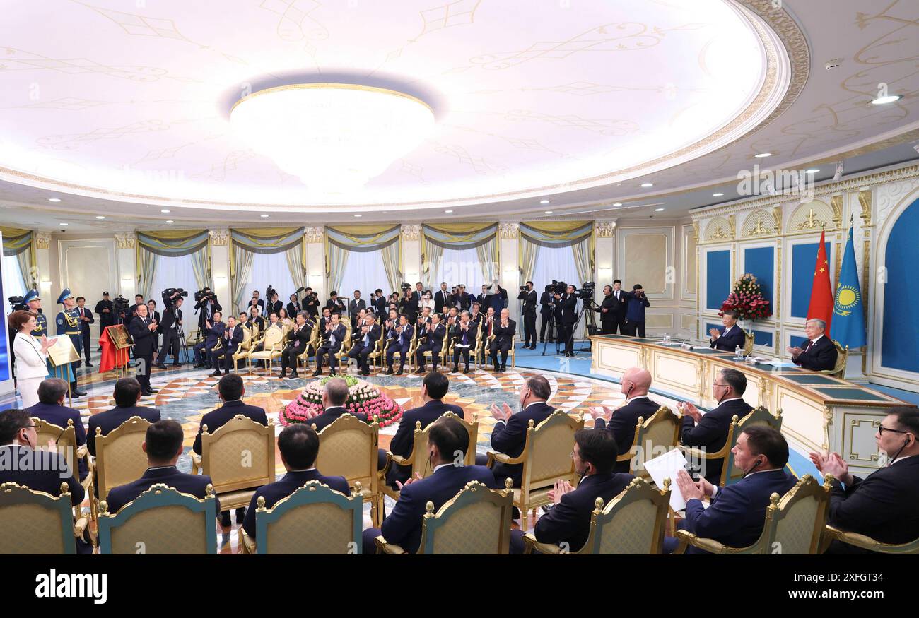 KAZAKISTAN-ASTANA-XI JINPING-TOKAYEV-CERIMONIA DI INAUGURAZIONE 240703 -- ASTANA, 3 LUGLIO 2024 XINHUA -- il presidente cinese Xi Jinping e il presidente kazako Kassym-Jomart Tokayev svelano congiuntamente le targhette del centro culturale Astana China, del centro culturale di Pechino Kazakistan e della sezione Kazakistan dell'Università di lingua e cultura di Pechino, nel palazzo presidenziale di Astana, Kazakistan, 3 luglio 2024. Xinhua/Pang Xinglei ASTANA CINA Copyright: XPangxXingleix Foto Stock