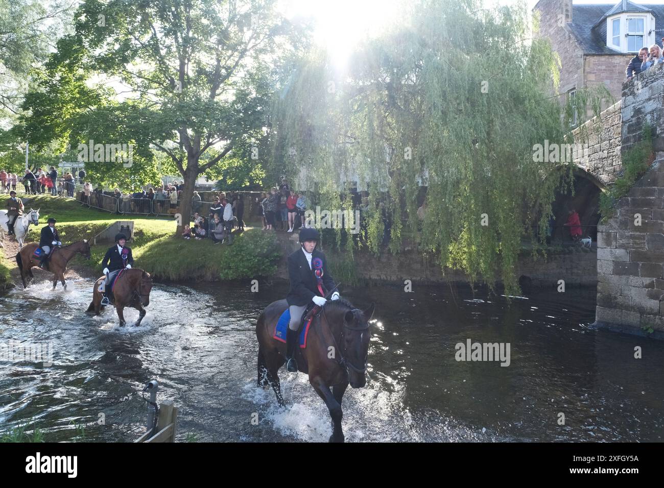 Jedburgh, Regno Unito. 3 luglio 2024. Jedburgh, Regno Unito. Mercoledì 03 luglio 2024. Oltre 60 tifosi a cavallo hanno seguito i principi del Festival di Jethart Callant e Herald Over the Jed Water all'inizio del rideout Go Nisbet and Crailing in vista del principale Festival Day di venerdì 12 luglio 2024. ( Crediti: Rob Gray/Alamy Live News Foto Stock