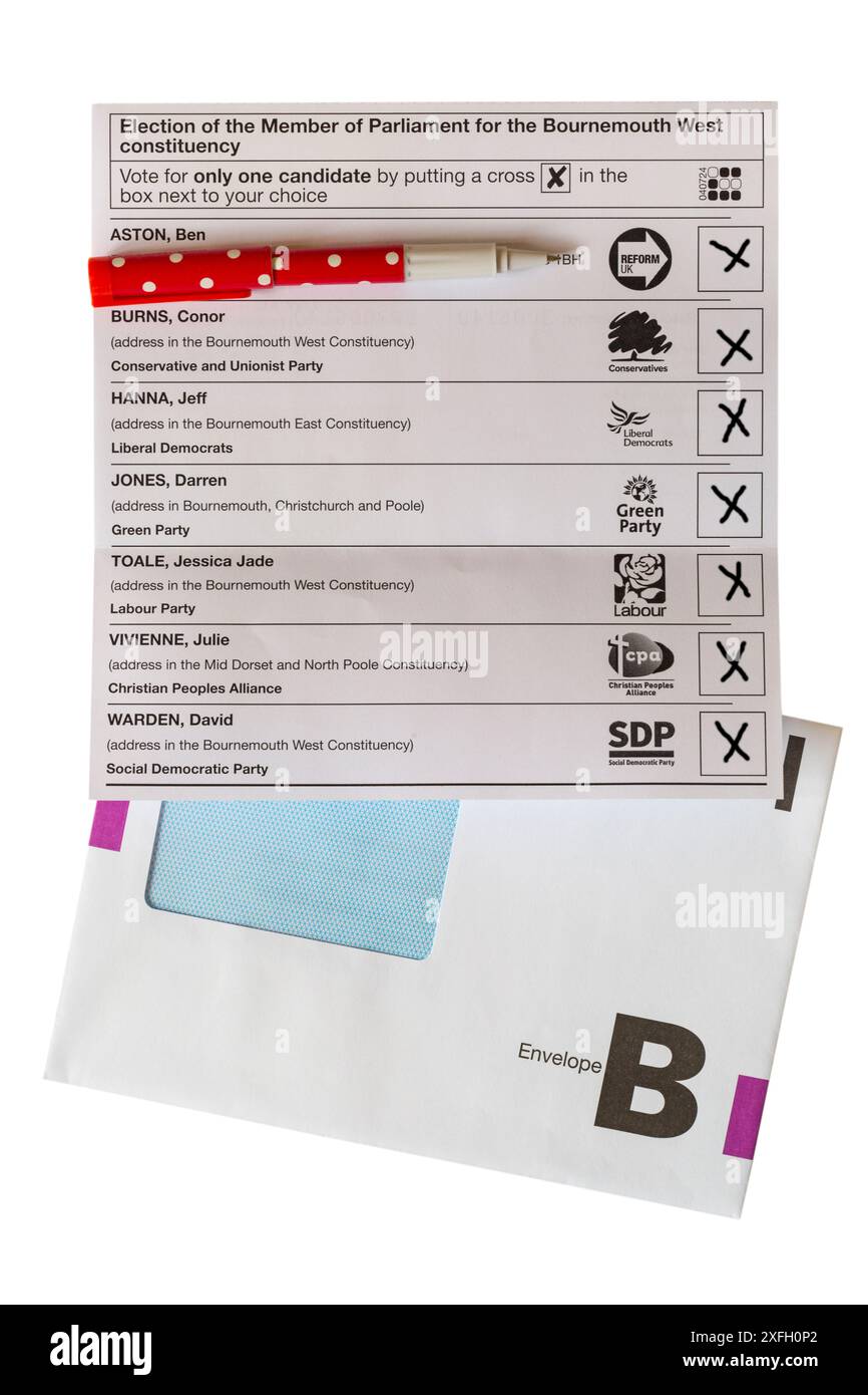 Viziata carta elettorale per le prossime elezioni generali parlamentari 2024 nel Regno Unito - X in ogni scatola Foto Stock