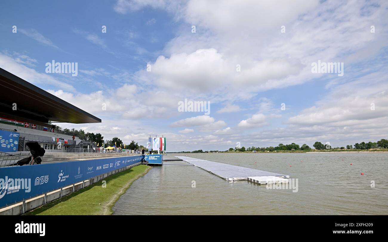 Seghedino. Ungheria. 8 maggio 2024. La Coppa del mondo di canoa 2024 ICF e i Campionati del mondo di Paracanoe. Parco acquatico olimpico di Szeged. Un GV (vista generale) del lago e lo spettatore si erge durante le qualificazioni olimpiche europee per Canoe Sprint a Seghedino, in Ungheria. Foto Stock