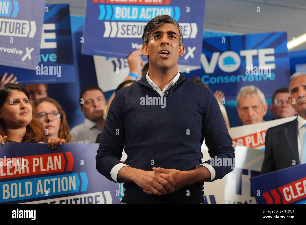 Il primo ministro Rishi Sunak tiene un discorso al Romsey Rugby Club, nell'Hampshire, durante la campagna elettorale. Data foto: Mercoledì 3 luglio 2024. Foto Stock