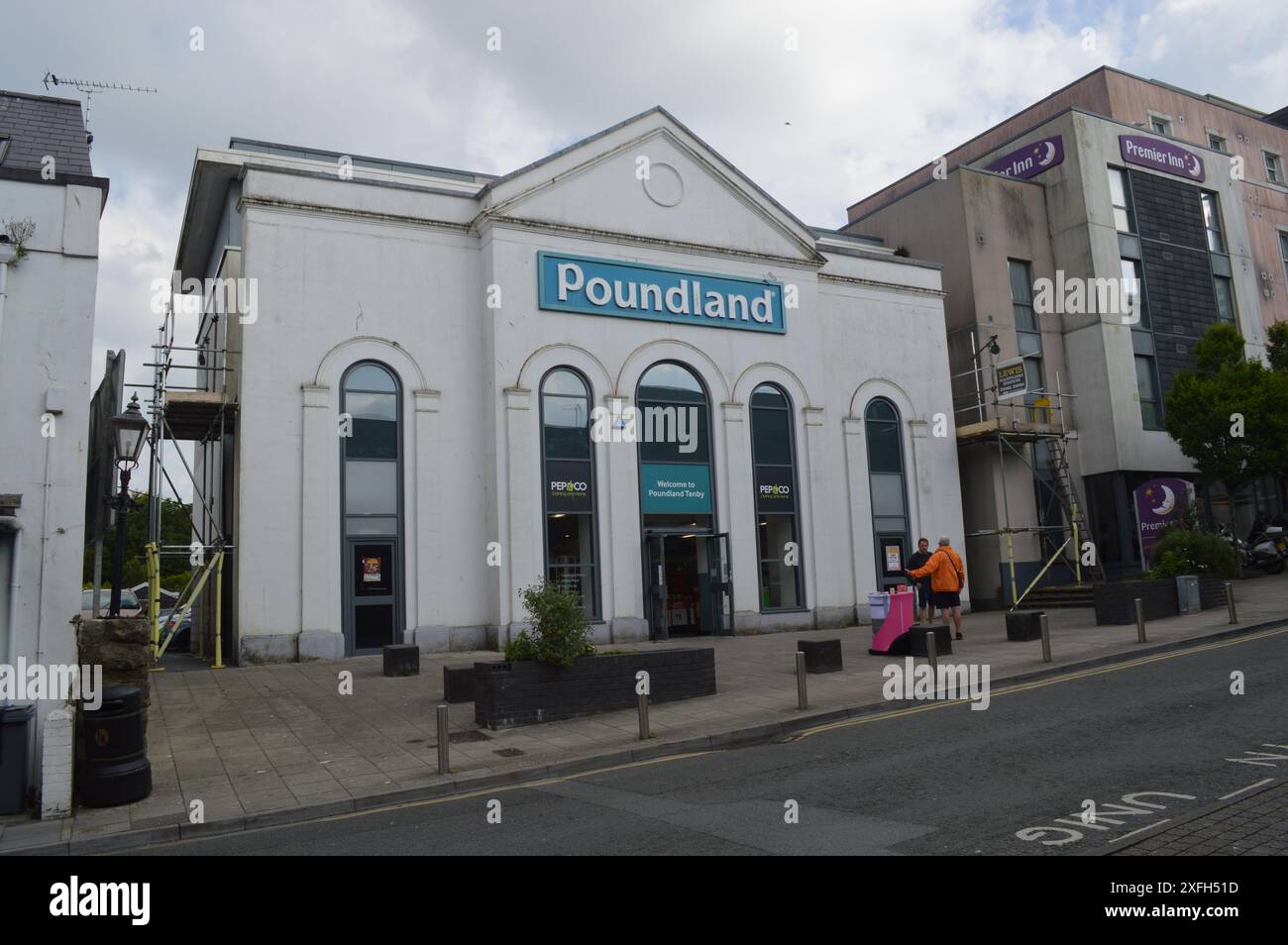 Poundland Store nel centro di Tenby. Tenby, Pembrokeshire, Galles, Regno Unito. 5 giugno 2024. Foto Stock