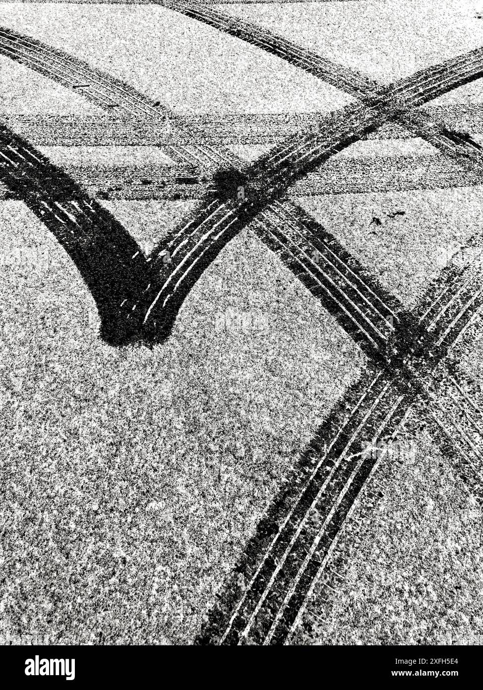 I cingoli delle gomme delle auto si trovano su strade innevate Foto Stock