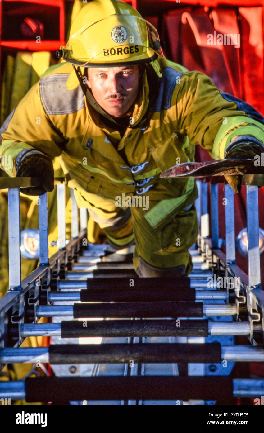 Fireman si arrampica su un gancio e una scala, USA 1997 Foto Stock