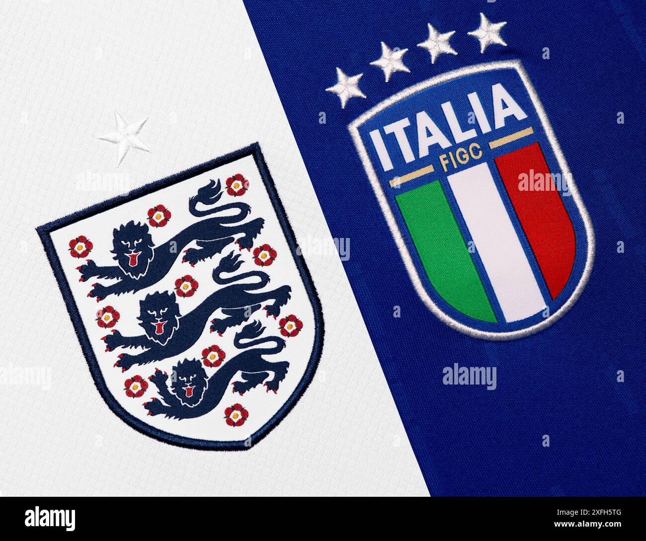 Primo piano dello stemma della nazionale di calcio sulla divisa Home. UEFA EURO 2024. Foto Stock