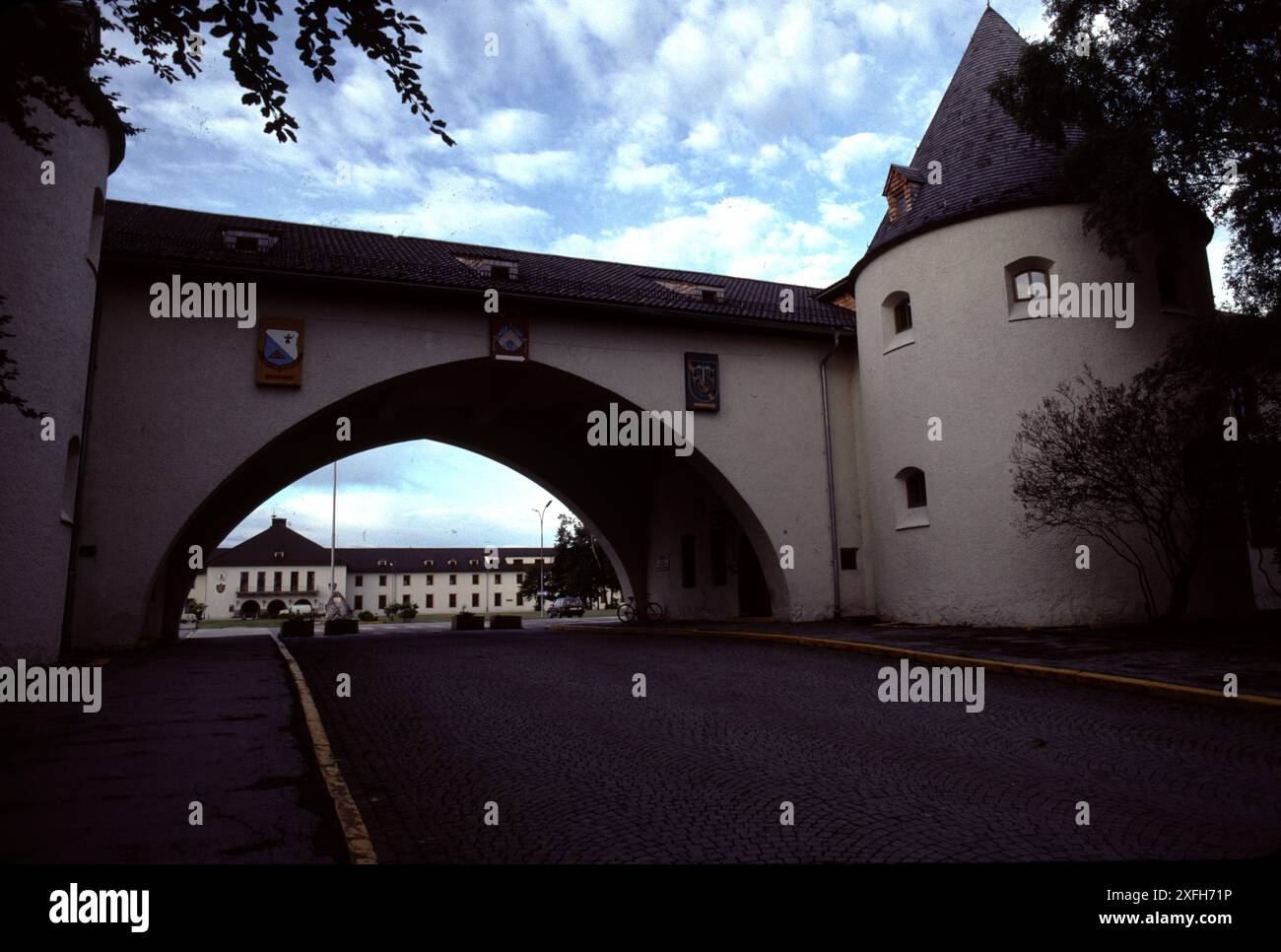 Bad Toelz, Germania. 6/1990. Flint Kaserne. La Schutzstaffel (SS). Bad Tölz era una SS-Junkerschule. Servì come centro di formazione per ufficiali per le Waffen-SS. La scuola fu fondata nel 1937 e costruita dall'architetto Alois Degano. Si trova nella città di Bad Tölz, a circa 48 km a sud di Monaco. Le strutture principali erano a prova di semi-bomba, con 3 piani fuori terra e 4 sotto. La scuola rimase in funzione fino alla fine della seconda guerra mondiale nel 1945. Dopo la guerra, l'ex SS Junker School fu la base di un battaglione del 3rd US Army fino al 1991. Flint Kaserne era la sede del decimo Special Foto Stock