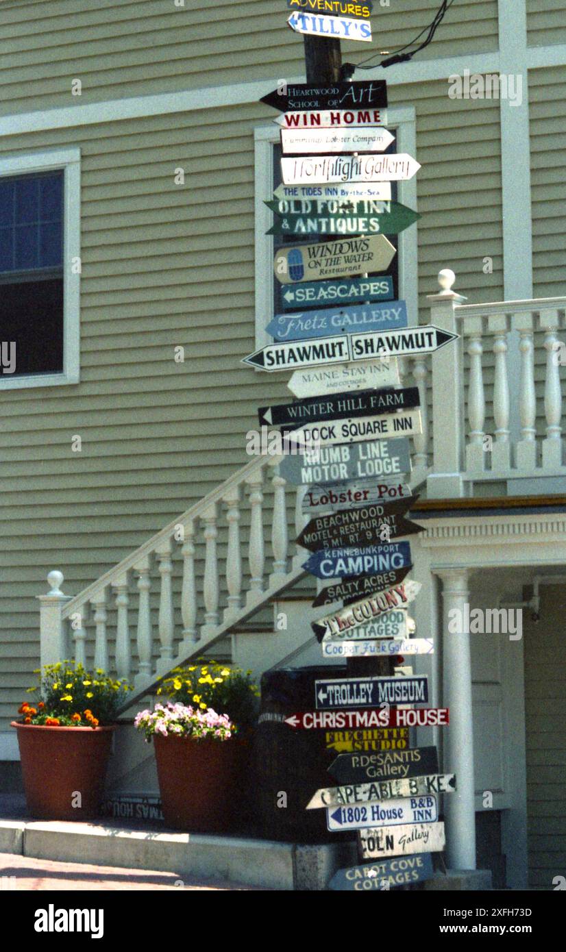 Kennebunkport, Maine, U.S.A., circa 1996.Un palo con numerose frecce che puntano verso varie aziende o attrazioni della città. Foto Stock