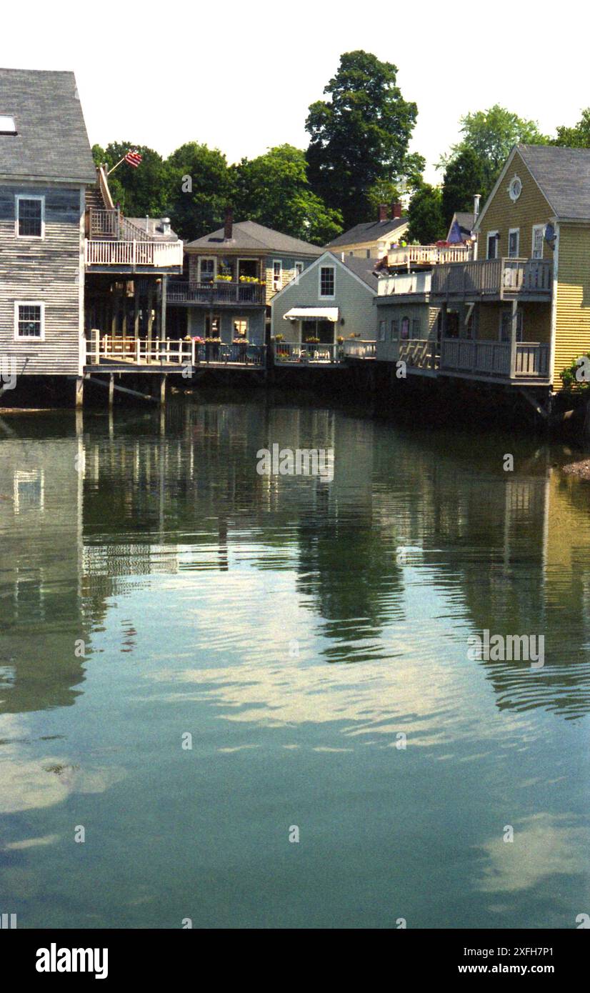 Kennebunkport, Maine, U.S.A., circa 1996. Pittoreschi negozi sul fiume Kennebunk in Dock Square. Foto Stock