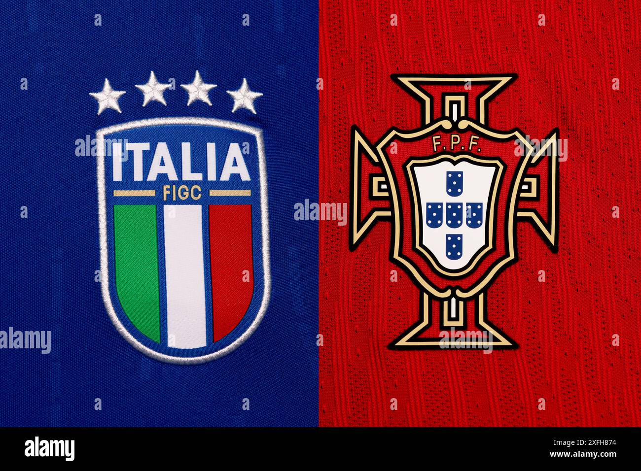 Primo piano dello stemma della nazionale di calcio sulla divisa Home. UEFA EURO 2024. Foto Stock