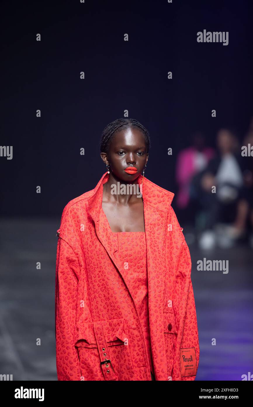 Berlino, Germania, 2 luglio 2024. Le modelle percorrono la passerella mostrando nuovi design durante la sfilata di moda Kilian Kerner SS25. Foto Stock