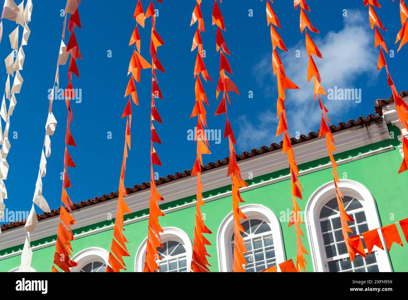 Salvador, Bahia, Brasile - 21 giugno 2024: Veduta di Pelourinho completamente decorata per il festival Sao Joao a giugno. Città di Salvador, Bahia. Foto Stock