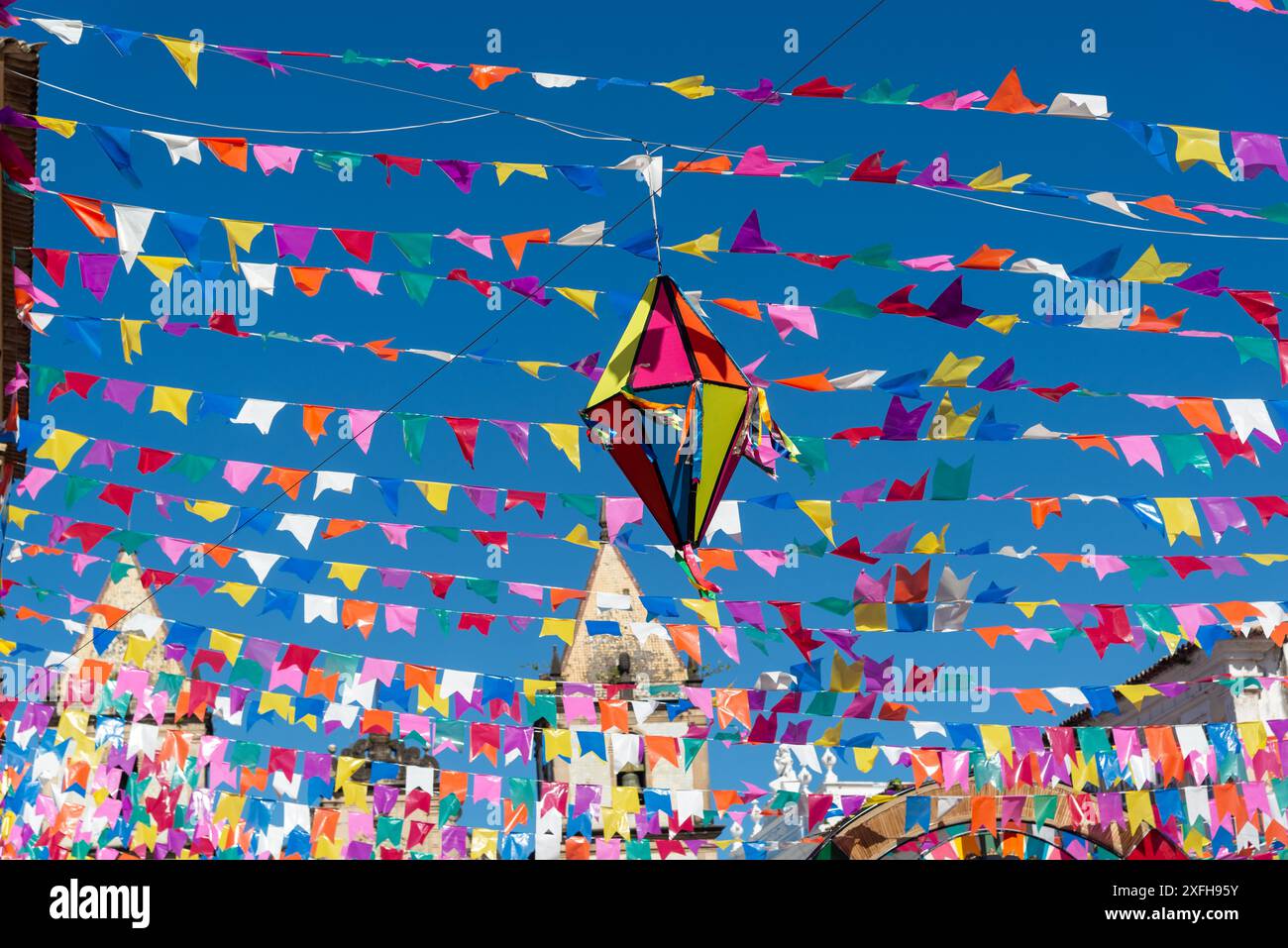 Salvador, Bahia, Brasile - 21 giugno 2024: Bandiere e palloncini nella decorazione di Pelourinho per il festival Sao Joao. Città di Salvador, Bahia. Foto Stock