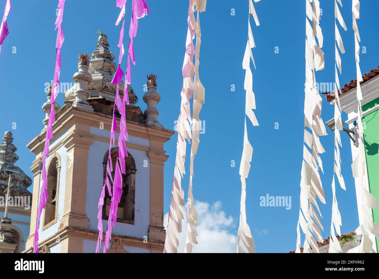 Salvador, Bahia, Brasile - 21 giugno 2024: Decorazioni colorate con bandiere a palloncino per il festival Sao Joao a Pelourinho, centro storico della città Foto Stock