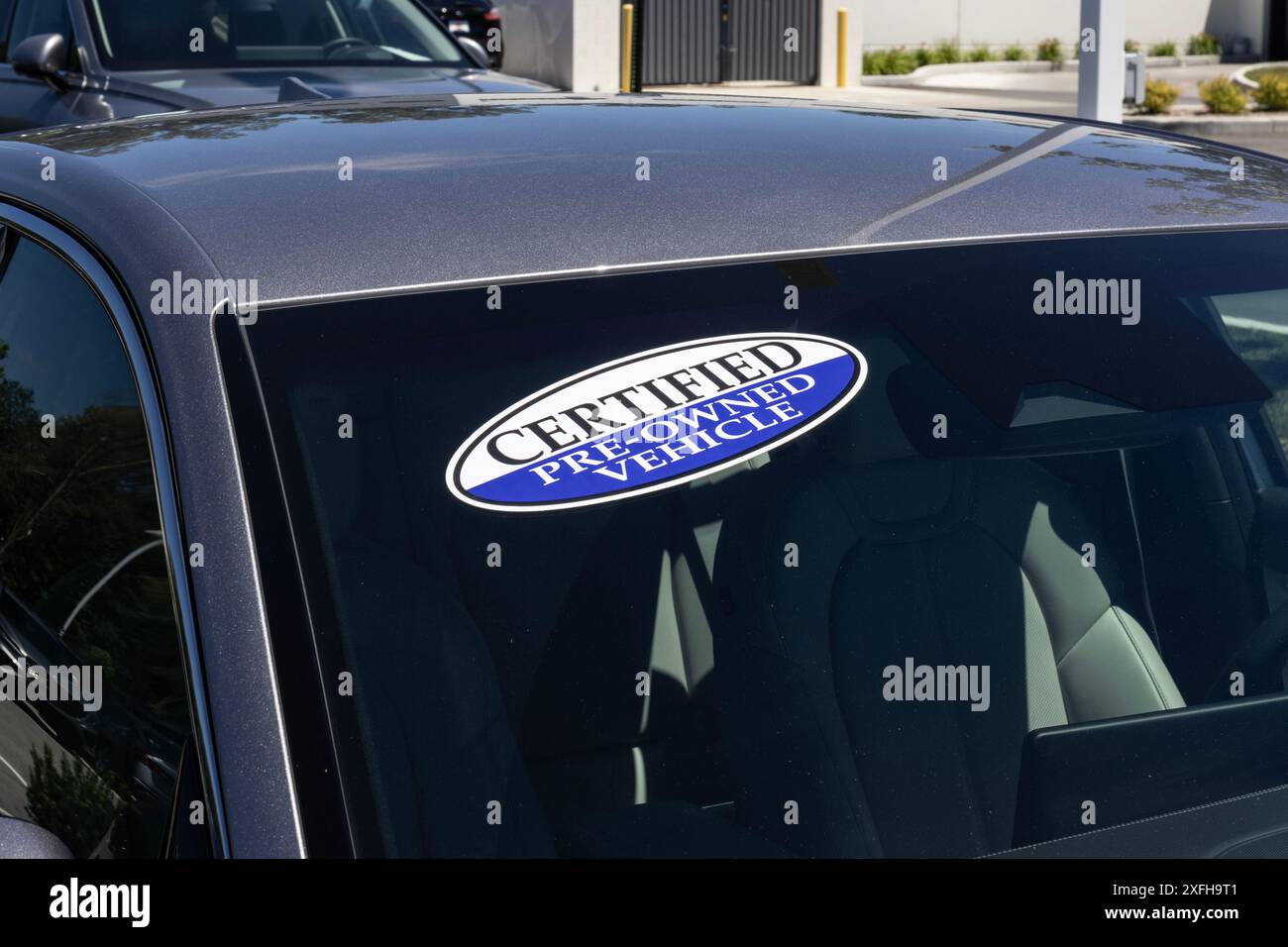 Cartello veicolo usato certificato su un'auto usata. A causa dei problemi di prezzo elevato, i veicoli usati e usati sono molto richiesti. Foto Stock