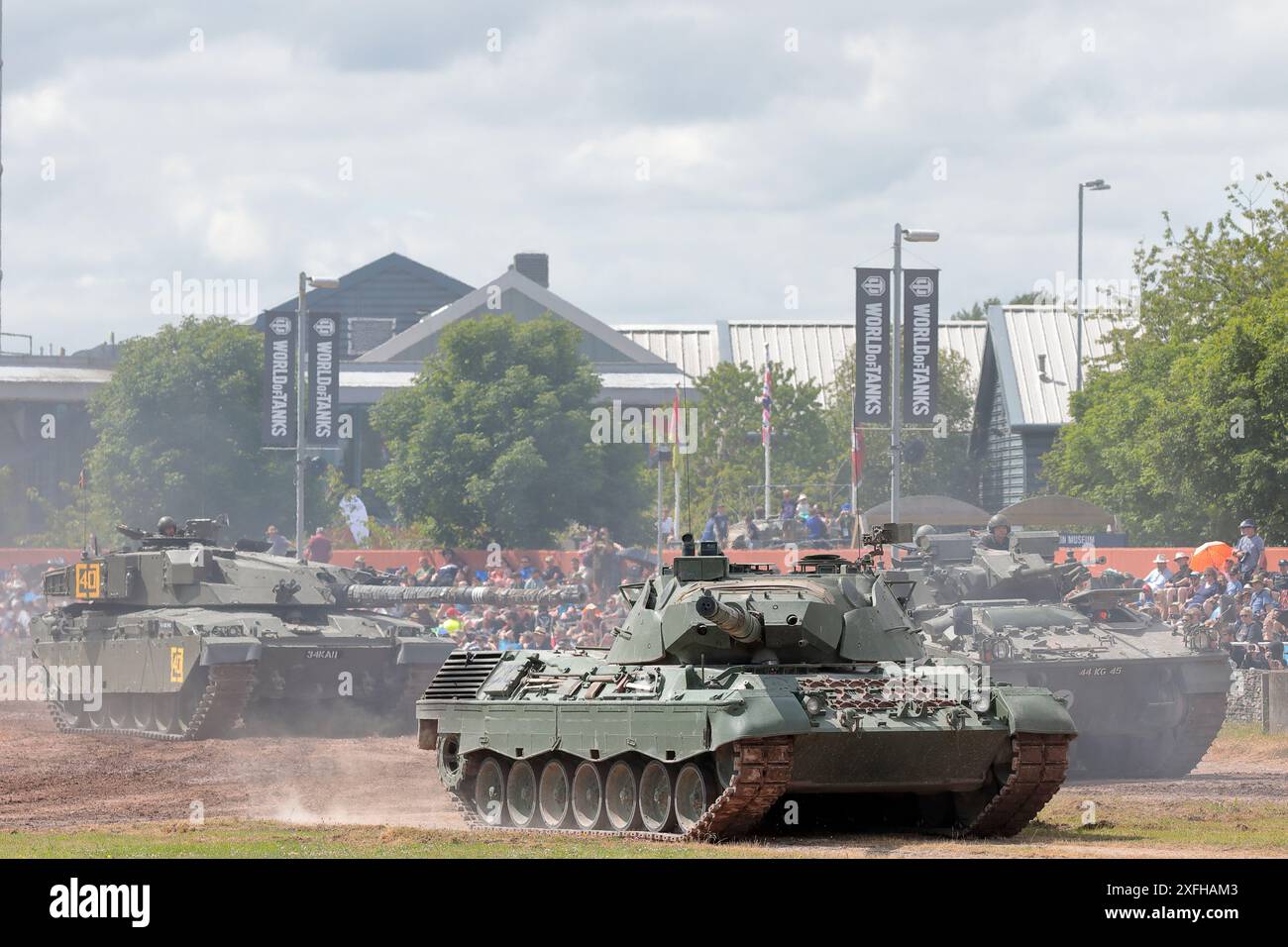 Un carro armato Leopard 1 23C nell'arena al Bovington Tank Museum durante il Tankfest 2024 con altri carri armati alle spalle Foto Stock