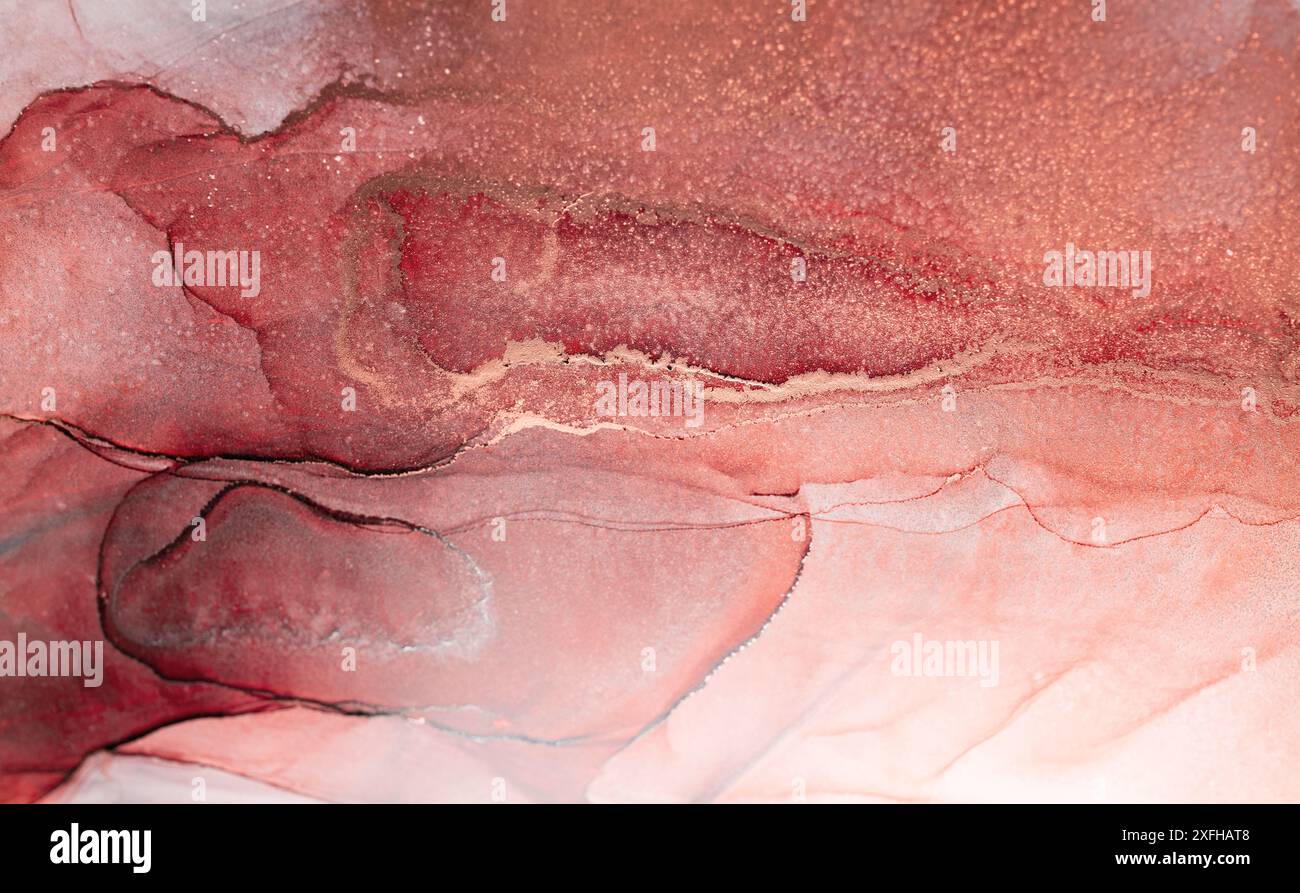 Primo piano di un'opera d'arte astratta con vortici di cremisi e inchiostro oro rosa con texture scintillanti Foto Stock