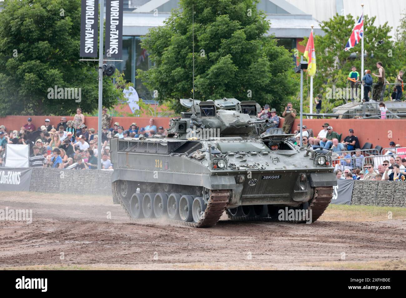 Un veicolo da combattimento della fanteria del British Army Warrior 510 che guida per l'arena al Bovington Tank Museum durante il Tankfest 2024 Foto Stock