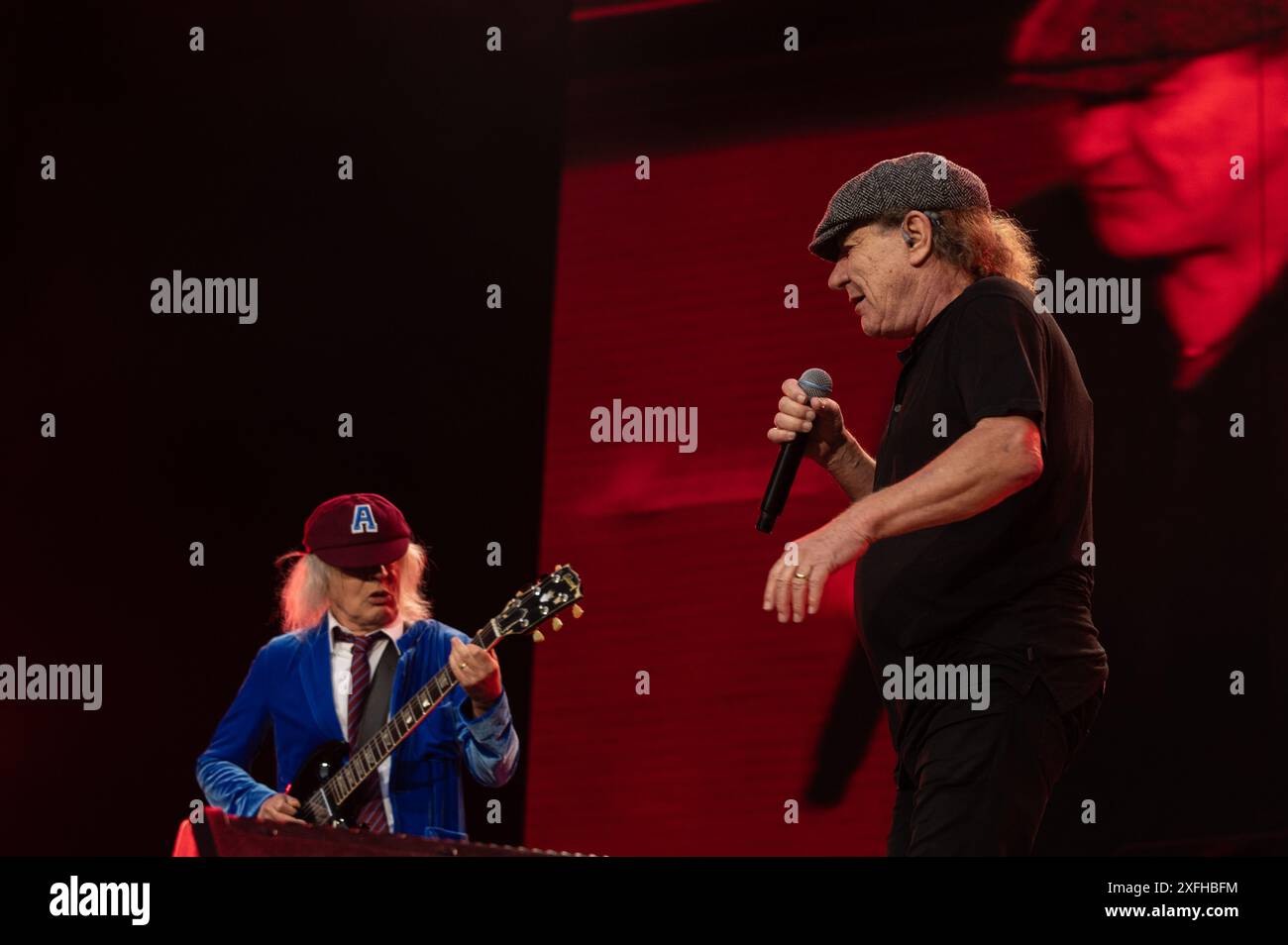 Londra, Regno Unito. 3 luglio 2024. Brian Johnson e Angus Young sul palco dell'iconico stadio di Wembley. Cristina Massei/Alamy Live News Foto Stock