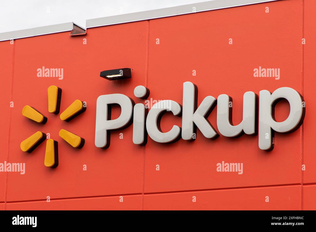Kanata, Canada - 2 giugno 2024: Cartello di ritiro Walmart nell'edificio del negozio per gli ordini di generi alimentari online al supermercato. Foto Stock