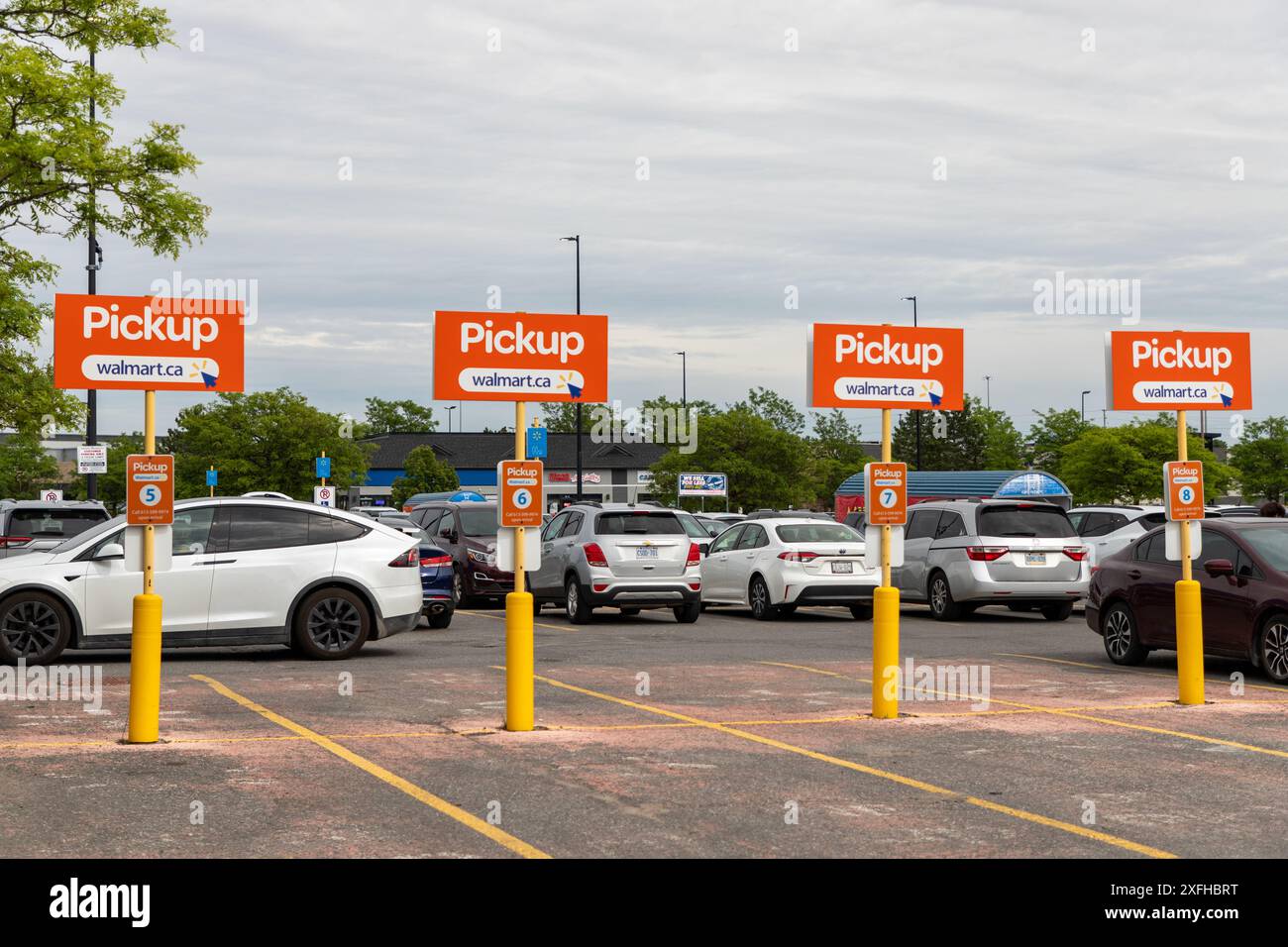 Kanata, Canada - 2 giugno 2024: Cartelli per il ritiro di Walmart. Parcheggio per gli ordini di alimentari online al supermercato. Foto Stock