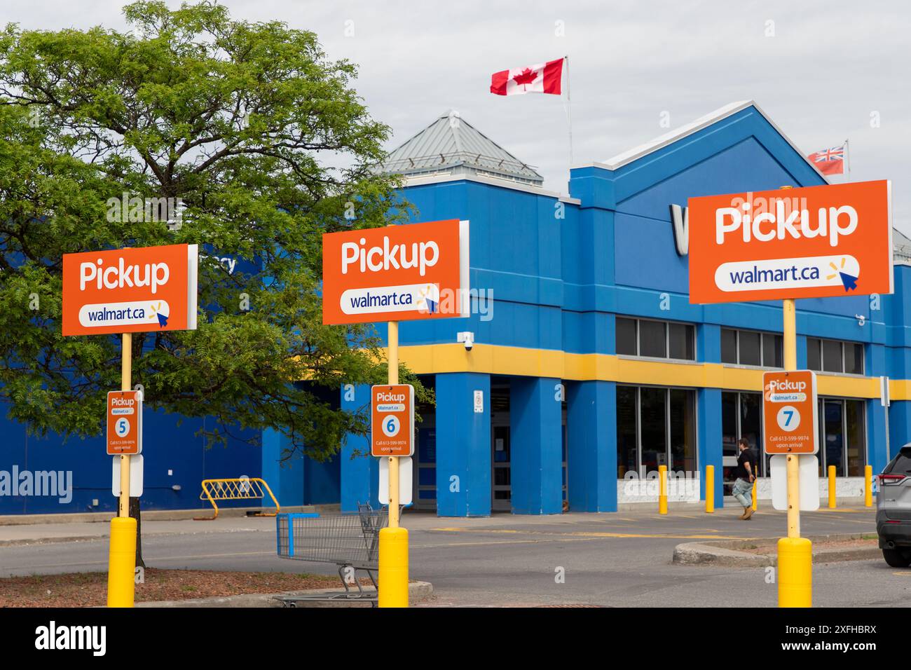 Kanata, Canada - 2 giugno 2024: Cartelli per il ritiro di Walmart. Parcheggio per ordini di alimentari online presso il supermercato dell'Ontario Foto Stock