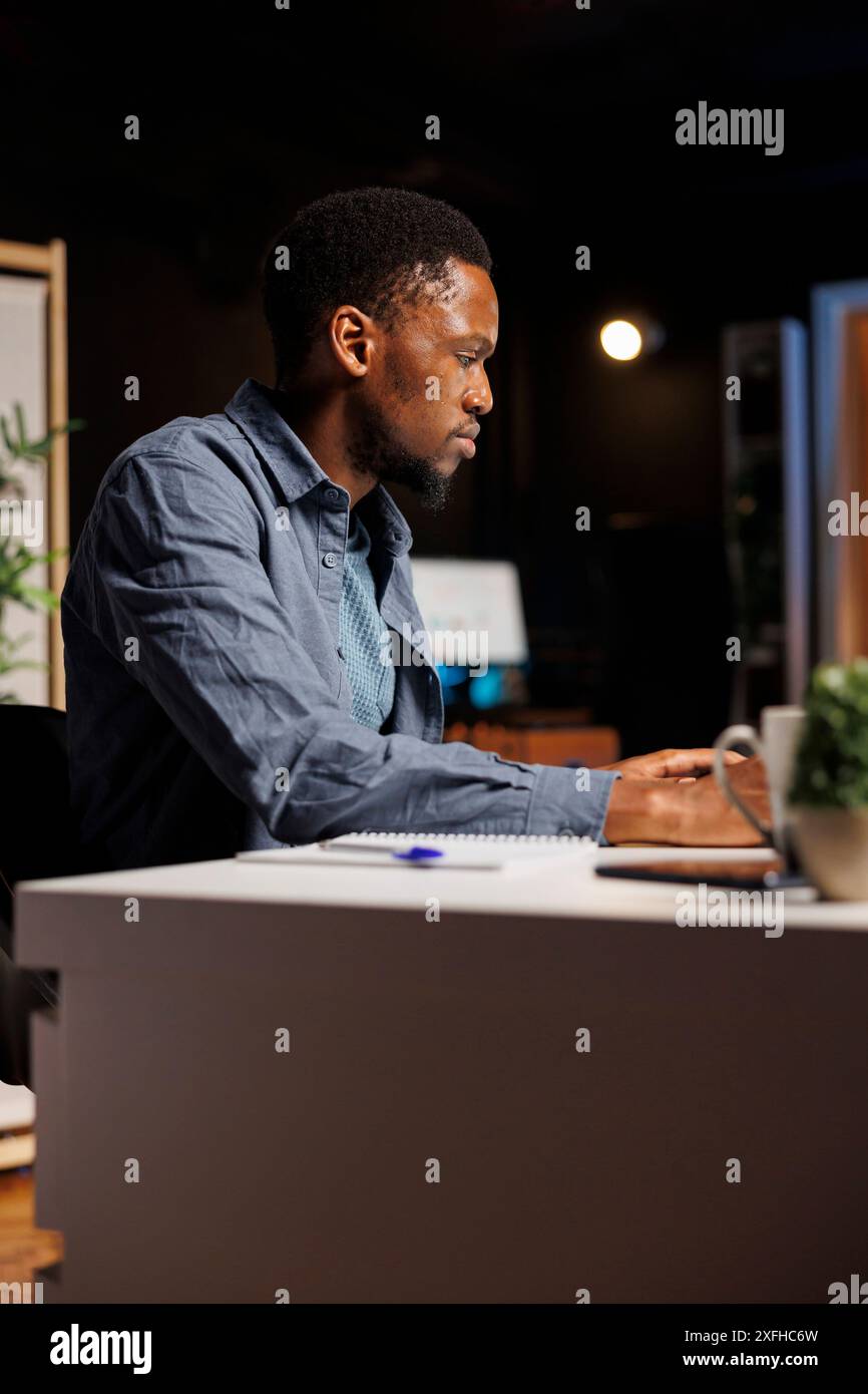 Un allievo ambizioso acquisisce conoscenze nell'amministrazione aziendale tramite un programma di formazione basato sul Web, incentrato sul webinar con mentore certificato. Giovane ha deciso di studiare banca e commercio. Foto Stock