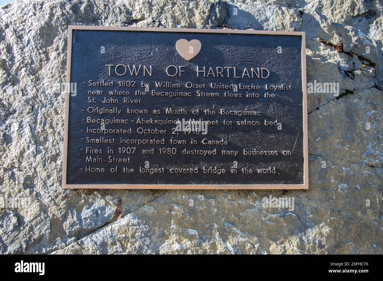 Targa della città di Hartland che descrive la sua storia al Becaguimec Park sulla Main Street di Hartland, New Brunswick, Canada Foto Stock