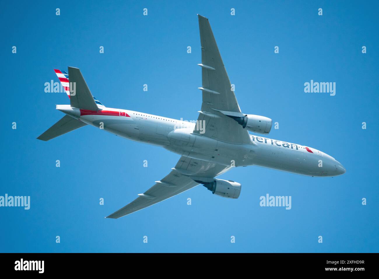 American Airlines Boeing 777-223, non-stop da Charlotte, North Carolina, a Francoforte, Germania, poco dopo il decollo, il 3 luglio, 2 Foto Stock