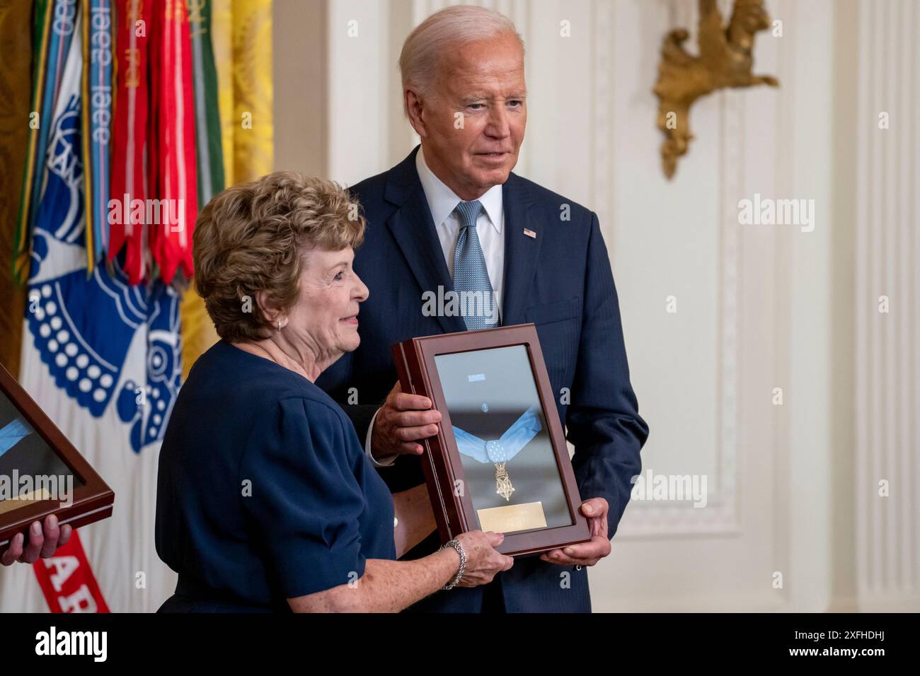 Washington, Stati Uniti. 3 luglio 2024. Il presidente degli Stati Uniti Joe Biden presenta la signora Theresa Chandler, grande, grande nipote del soldato George D. Wilson, la medaglia d'onore postumo in una cerimonia nella East Room della Casa Bianca a Washington DC mercoledì 3 luglio 2024. Foto di Ken Cedeno/UPI credito: UPI/Alamy Live News Foto Stock