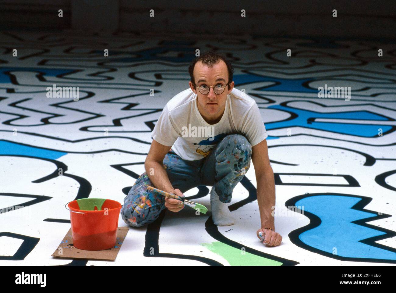 L'artista americano Keith Haring dipinge lo sfondo per il Palladium Nightclub, New York, New York, USA, Bernard Gotfryd, maggio 1985 Foto Stock