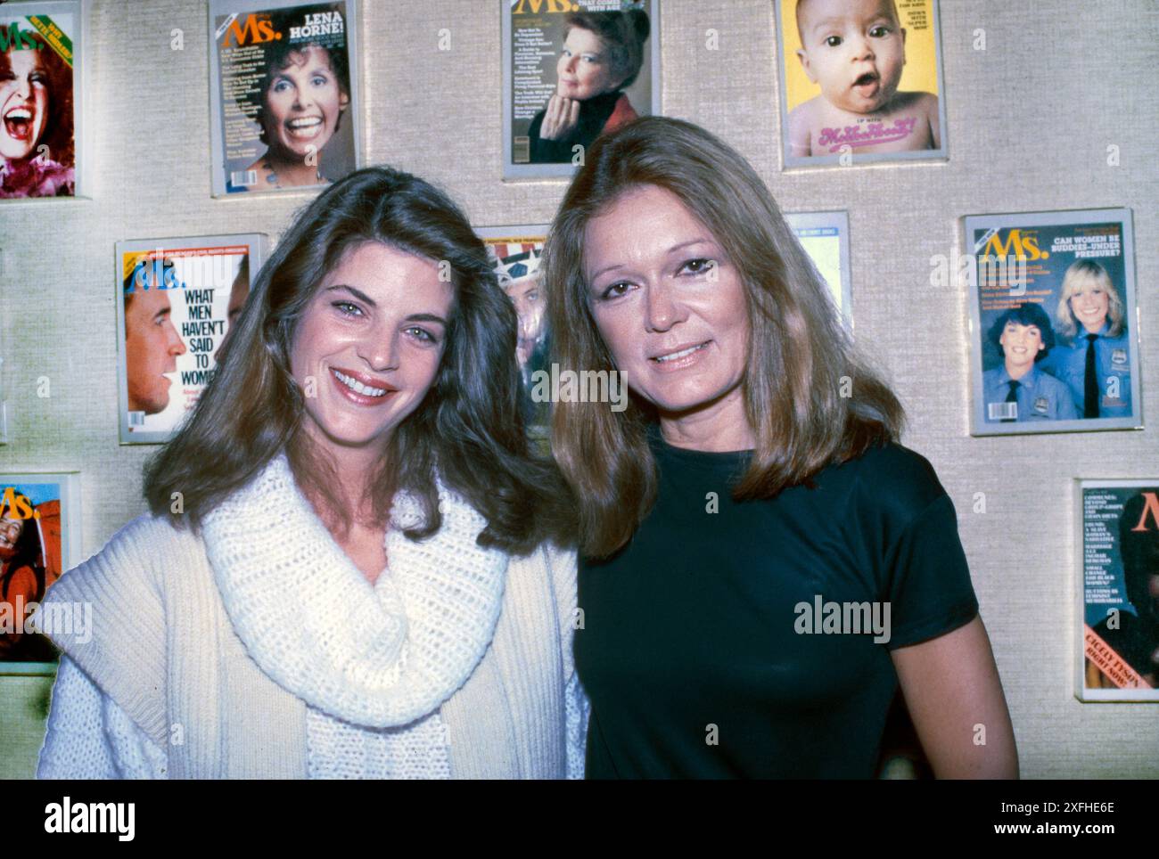 L'attrice americana Kirstie Alley e la co-fondatrice ed editrice della signorina Magazine Gloria Steinem, half-length portrait, ufficio della signorina Magazine, New York City, New York, USA, Bernard Gotfryd, 1983 Foto Stock