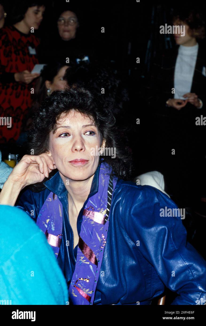 Attrice americana Lily Tomlin, ritratto seduto mentre frequentava il Miss Magazine Woman of the Year Awards, New York, New York, USA, Bernard Gotfryd, 1986 Foto Stock