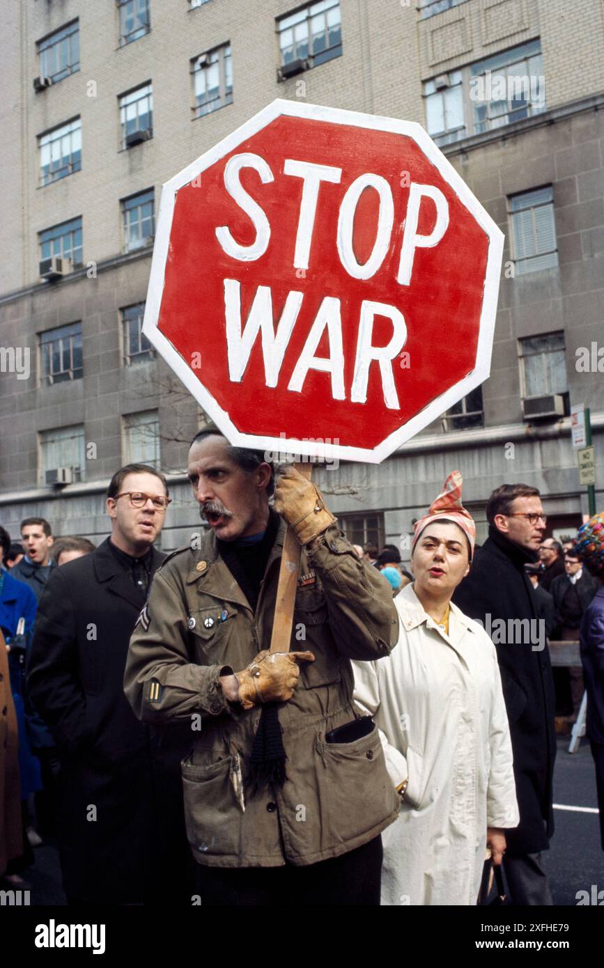 Uomo con cartello Stop War al raduno anti-guerra, New York City, New York, USA, Bernard Gotfryd, 1969 Foto Stock