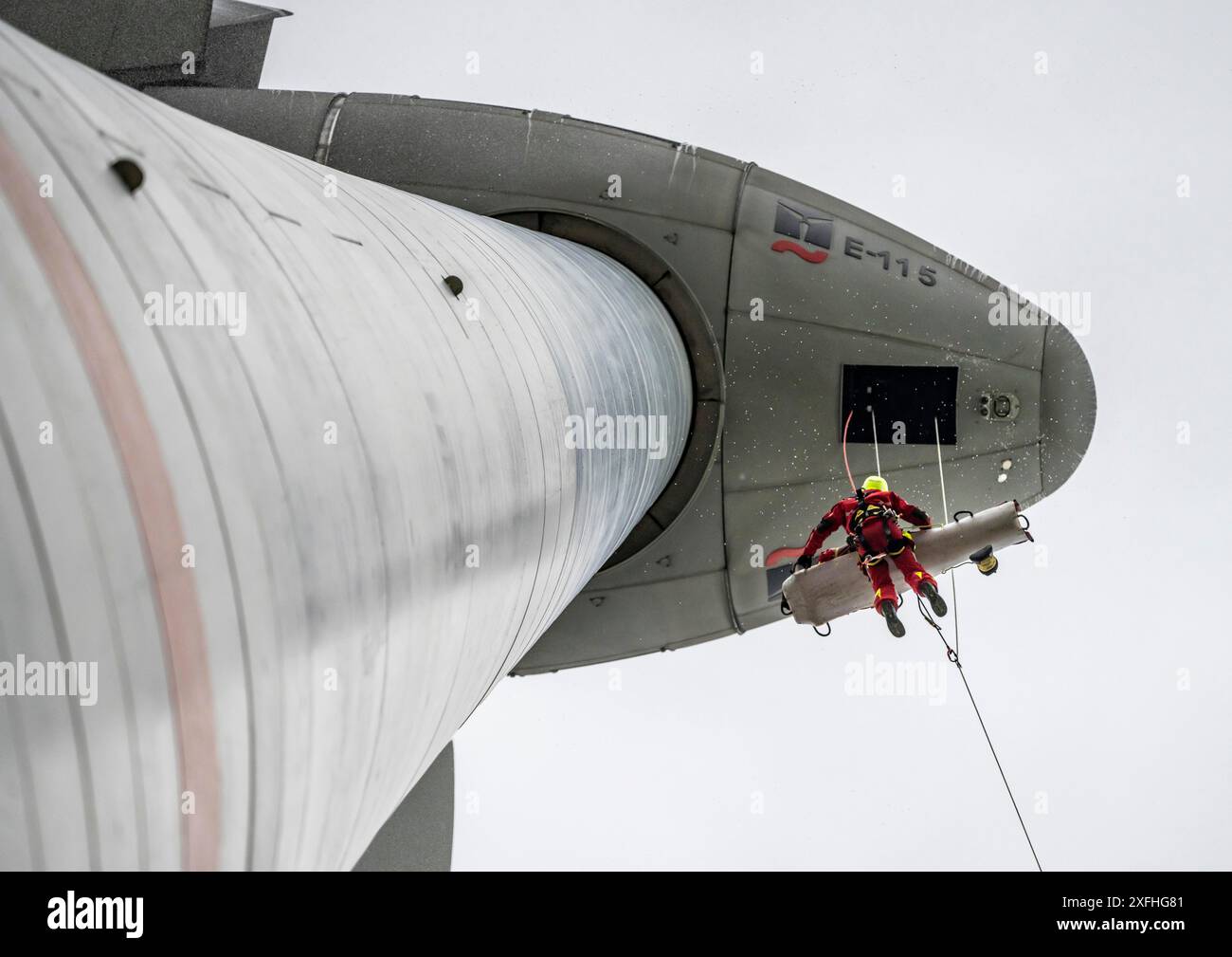 I soccorritori in altezza dei vigili del fuoco professionali di Oberhausen praticano la discesa da una turbina eolica da un'altezza di 150 metri, salvando un infortunio Foto Stock