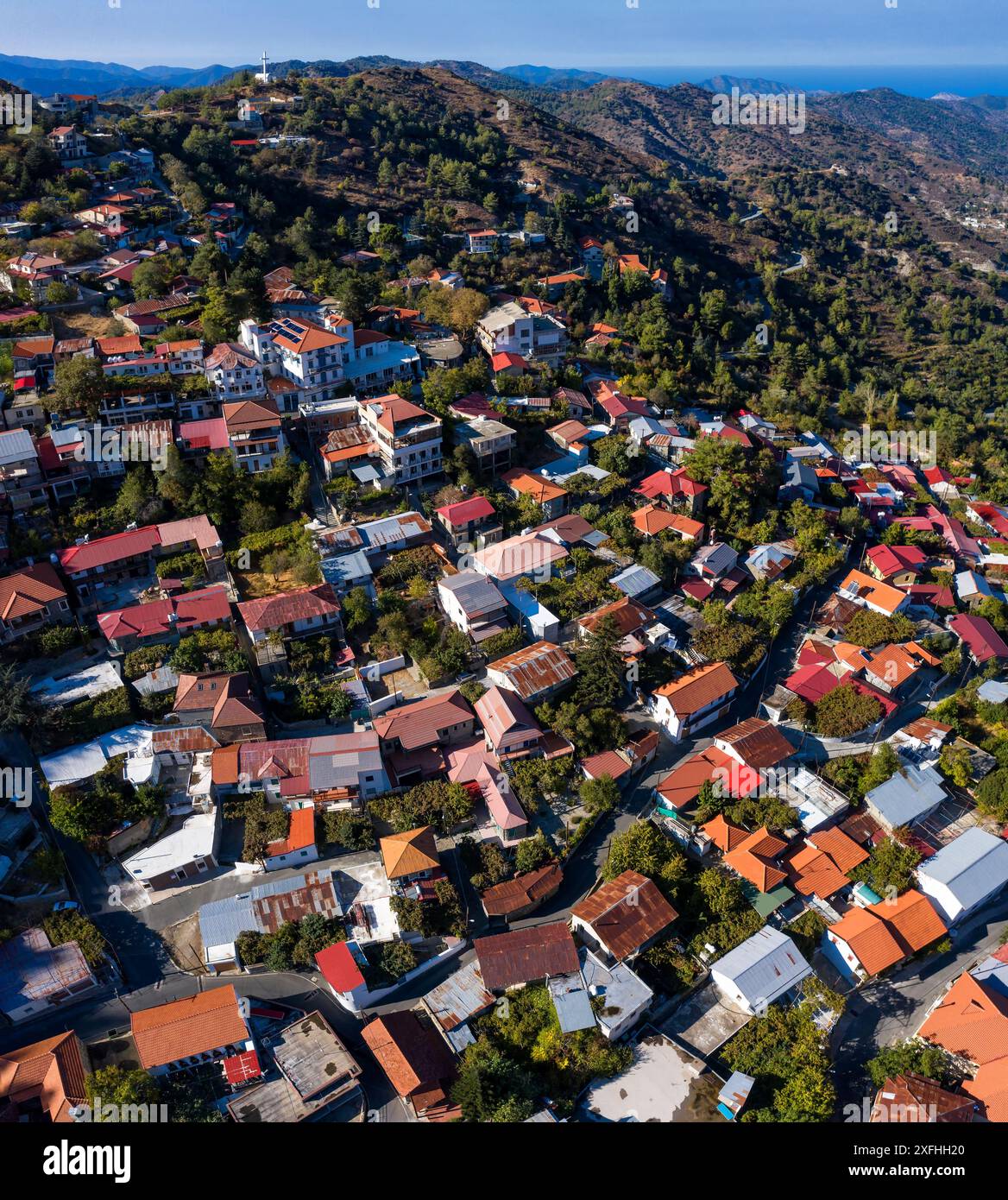 Fotografie con droni che mostrano l'affascinante architettura e l'atmosfera tranquilla di un villaggio di Pedoulas. Distretto di Nicosia, Cipro Foto Stock