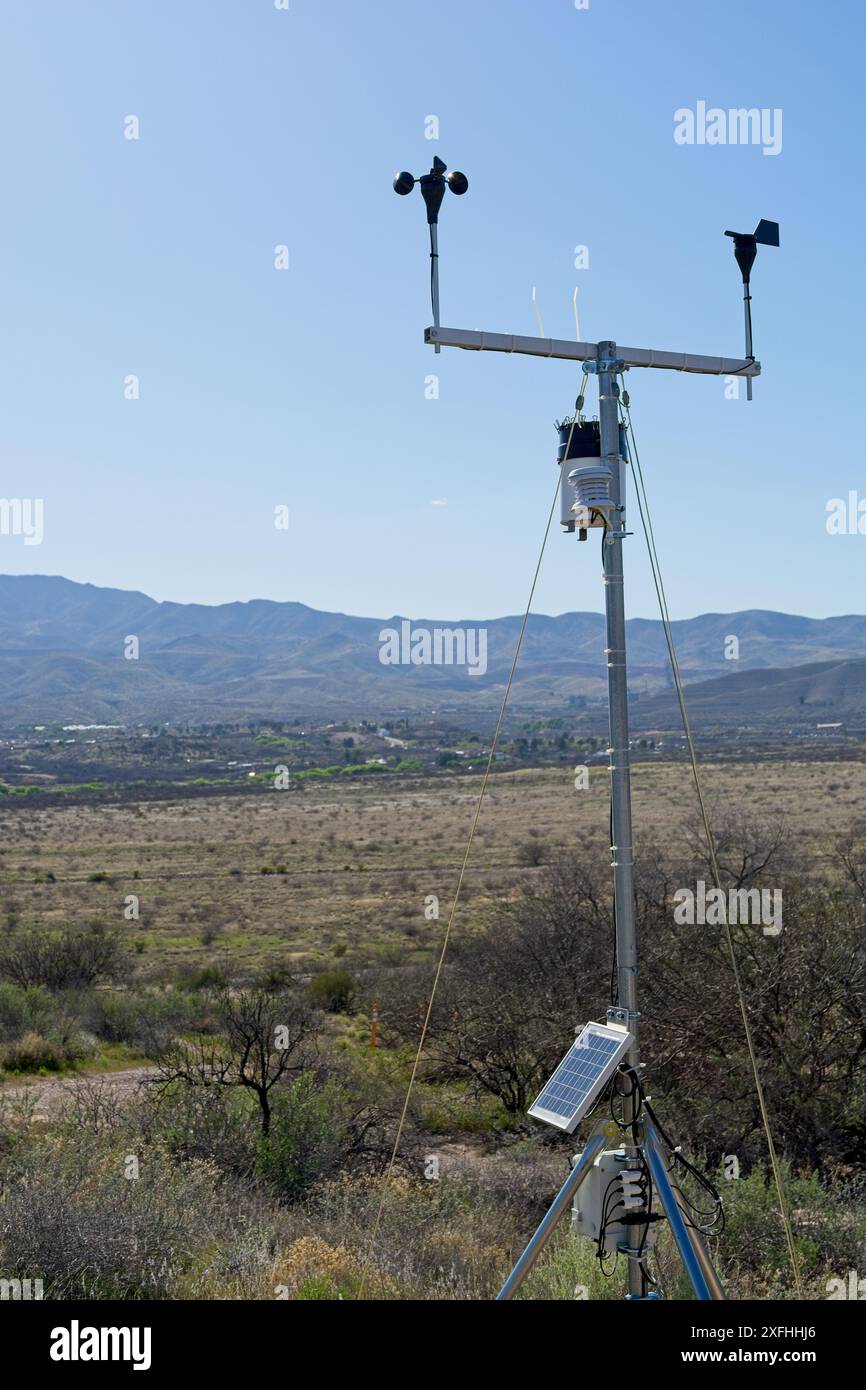 Stazione meteorologica alimentata a energia solare sulla collina che si affaccia sulla valle del fiume verde e sulla scarpata del Mongollon nell'Arizona centrale Foto Stock