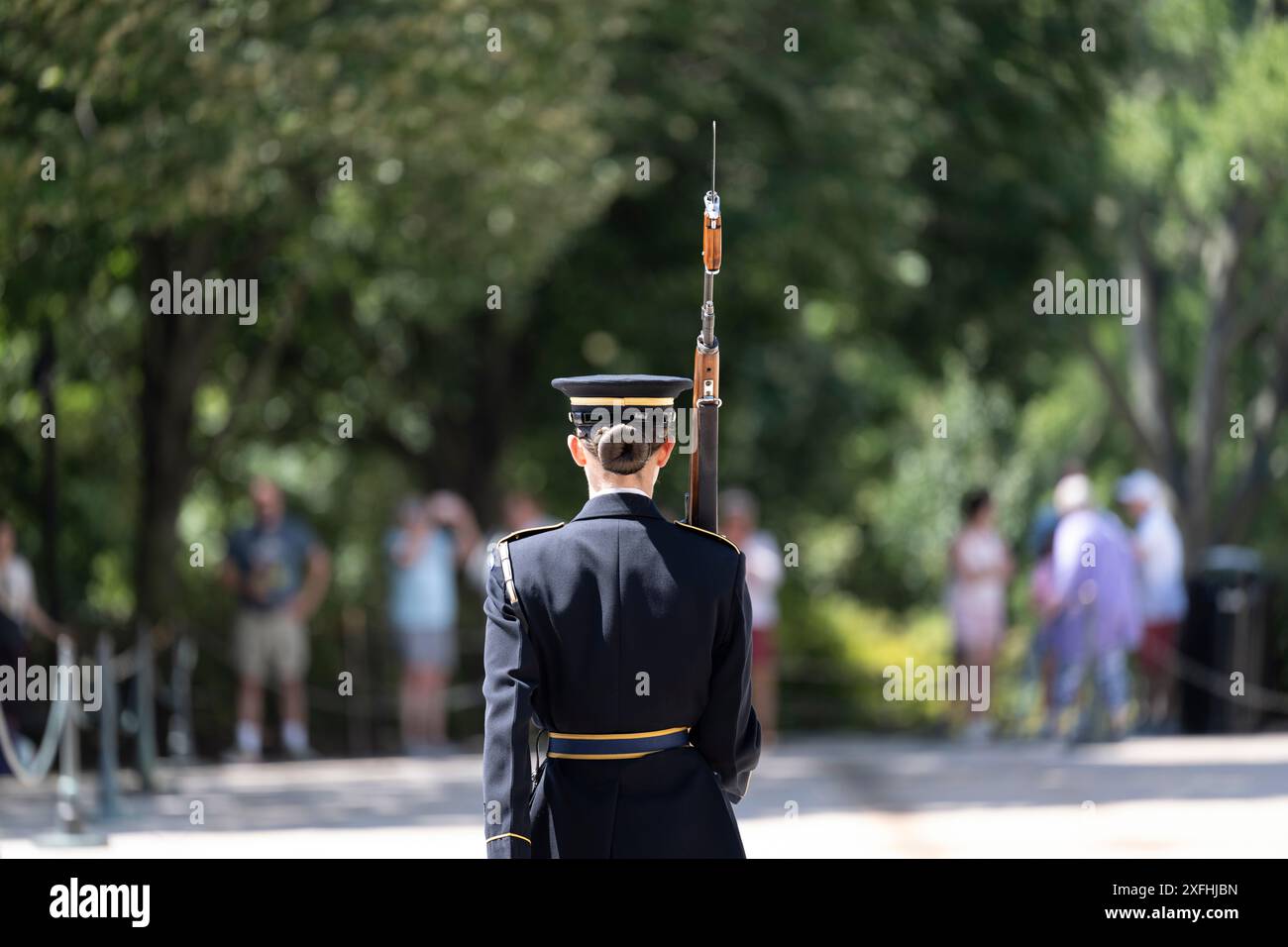 Una sentinella del 3d U.S. Infantry Regiment (The Old Guard) cammina sul tappeto presso la Tomb of the Unknown Soldier, Arlington National Cemetery, Arlington, Virginia, 2 luglio, 2024. (foto dell'esercito degli Stati Uniti di Elizabeth Fraser / Arlington National Cemetery) Foto Stock