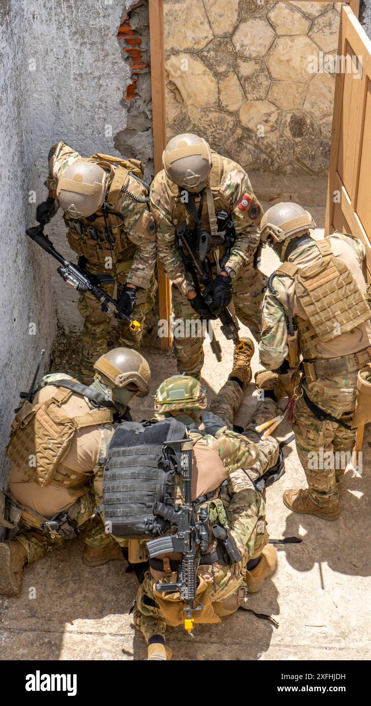 I membri della Brigata delle forze speciali tunisine fanno una dimostrazione di tiro per i leader della Guardia nazionale del Wyoming e dell'esercito tunisino il 21 maggio 2024 a Biserta, in Tunisia. La leadership della Guardia Nazionale del Wyoming ha visitato la Tunisia in onore del loro ventesimo anniversario del programma di partenariato statale. (Foto della Guardia Nazionale dell'esercito degli Stati Uniti di Sgt. 1st Class Ashley Brown) Foto Stock