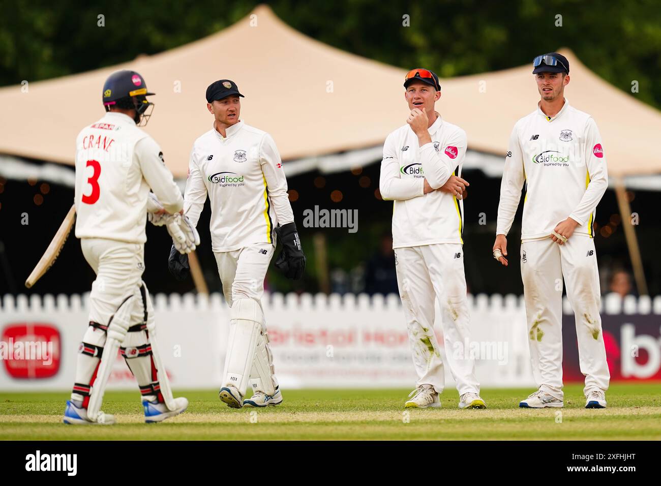 Cheltenham, Regno Unito, 3 luglio 2024. James Bracey, Cameron Bancroft e Ollie Price del Gloucestershire guardano frustrati verso Mason Crane di Glamorgan durante il Vitality County Championship Division Two match tra Gloucestershire e Glamorgan. Crediti: Robbie Stephenson/Gloucestershire Cricket/Alamy Live News Foto Stock