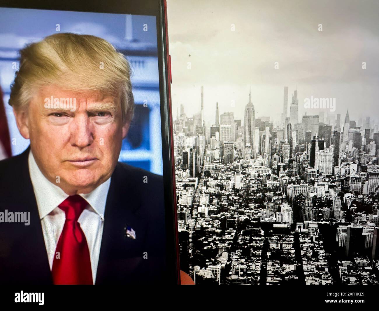 New York, New York, Stati Uniti. 1 luglio 2024. Il ritratto ufficiale della Casa Bianca del presidente Donald Trump di fronte allo skyline di New York. Le elezioni presidenziali statunitensi del 2024 sono caratterizzate da un’intensa competizione e da questioni significative. Gli argomenti chiave includono l'economia, l'assistenza sanitaria e l'immigrazione. Le discussioni economiche si concentrano sull'inflazione, sulla creazione di posti di lavoro e sulle politiche per una crescita sostenibile. I dibattiti sull'assistenza sanitaria ruotano intorno alla convenienza e all'accessibilità dei servizi medici. La politica in materia di immigrazione rimane controversa, con dibattiti sulla sicurezza delle frontiere e sui percorsi verso la cittadinanza. Clima ch Foto Stock