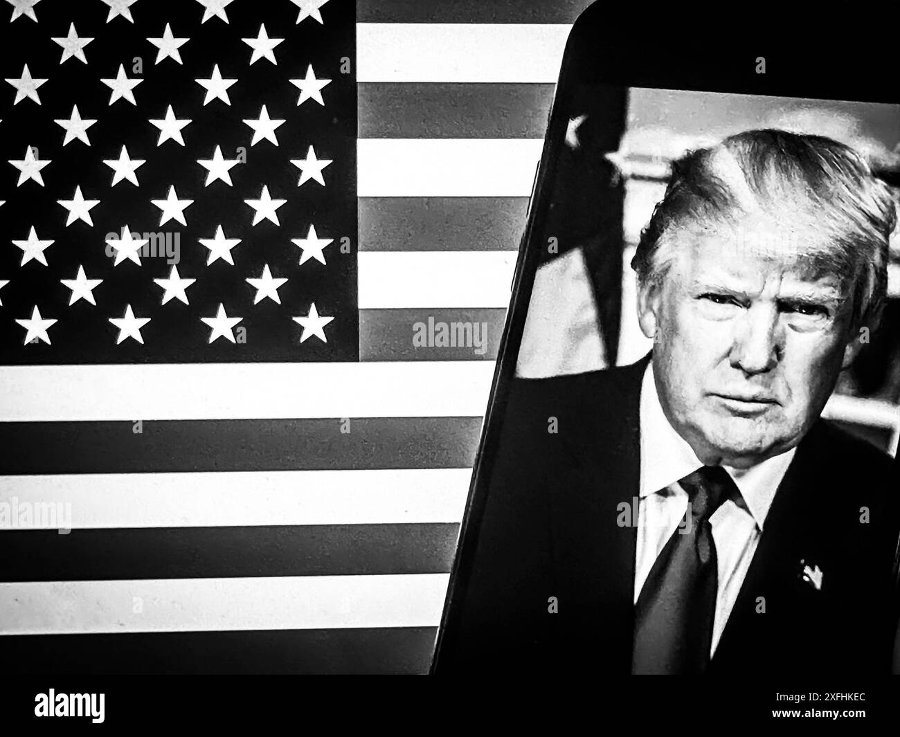 New York, New York, Stati Uniti. 1 luglio 2024. Il ritratto ufficiale della Casa Bianca del presidente Donald Trump davanti a una bandiera americana degli Stati Uniti. Le elezioni presidenziali statunitensi del 2024 sono caratterizzate da un’intensa competizione e da questioni significative. Gli argomenti chiave includono l'economia, l'assistenza sanitaria e l'immigrazione. Le discussioni economiche si concentrano sull'inflazione, sulla creazione di posti di lavoro e sulle politiche per una crescita sostenibile. I dibattiti sull'assistenza sanitaria ruotano intorno alla convenienza e all'accessibilità dei servizi medici. La politica in materia di immigrazione rimane controversa, con dibattiti sulla sicurezza delle frontiere e sui percorsi verso la cittadinanza. Foto Stock