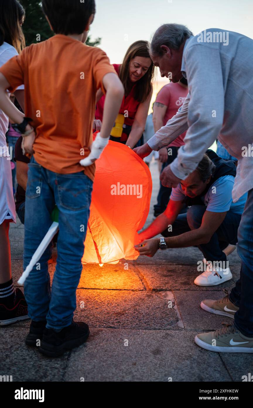 Mongolfiere che partono durante il Festival di San Giovanni di Porto (Festa de São João do Porto ) durante la mezzanotte, la notte del 23 giugno (vigilia di San Giovanni), nella città di Porto, Portogallo Foto Stock